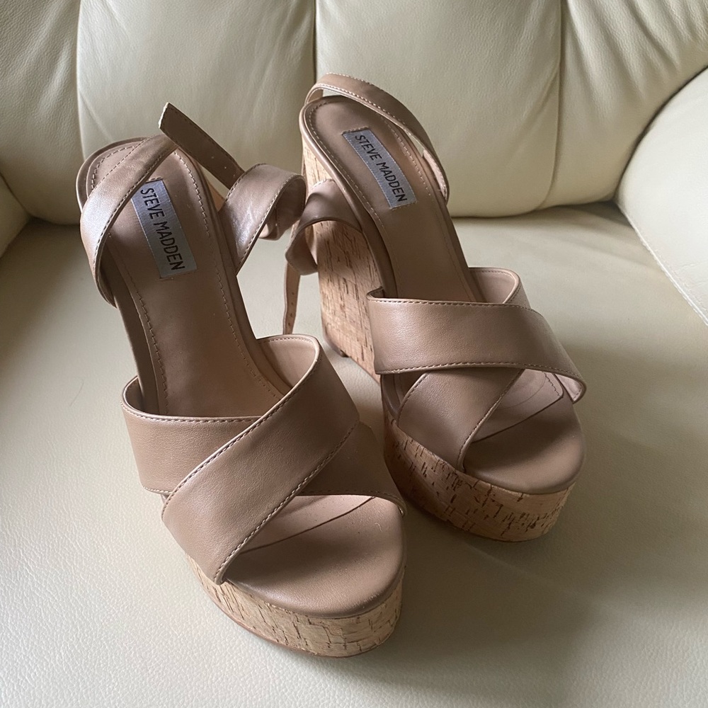 Steve Madden Berkely Wedge size 9.5